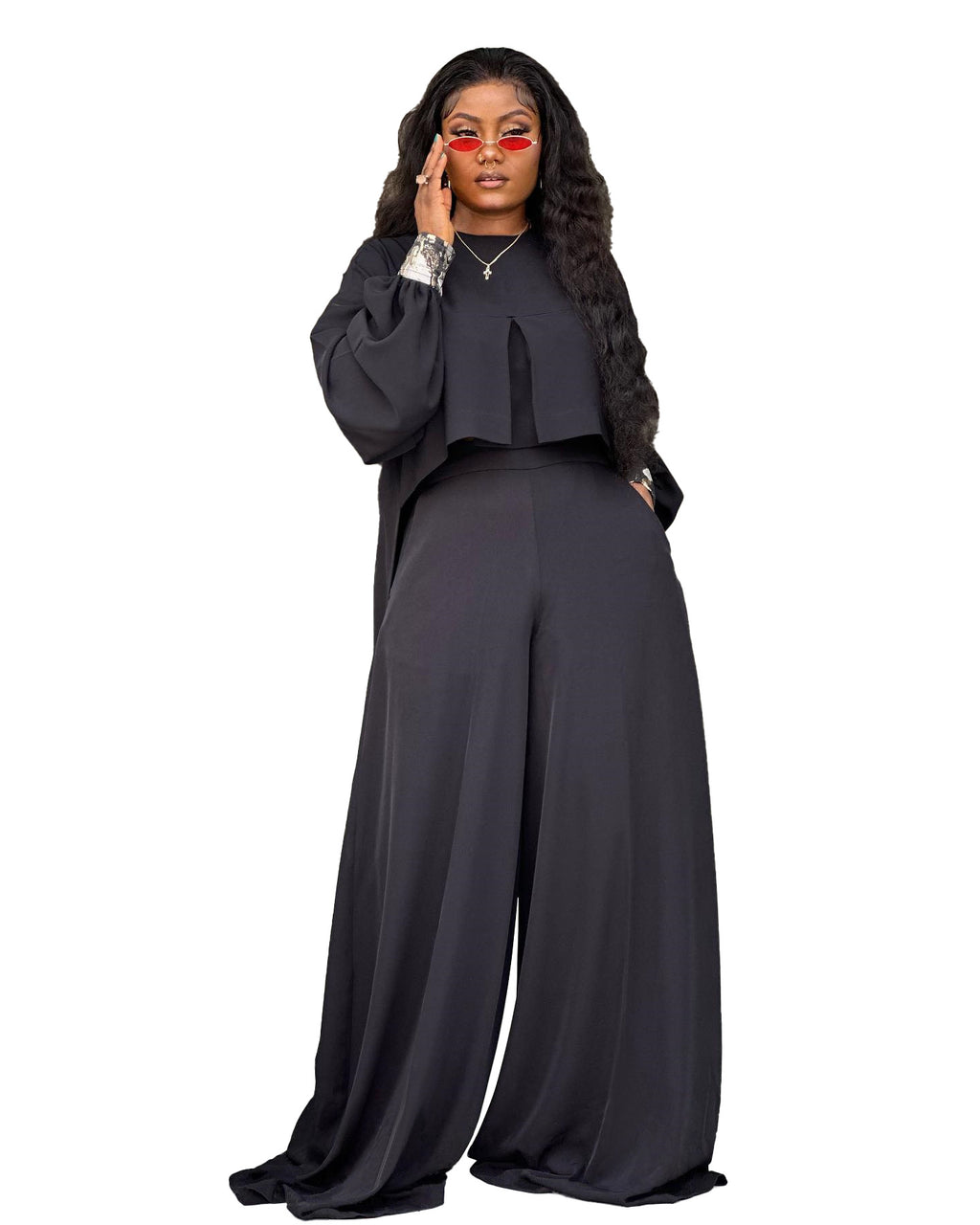 Rundhals-Top mit asymmetrischen Ballonärmeln und locker geschnittene weite Hose