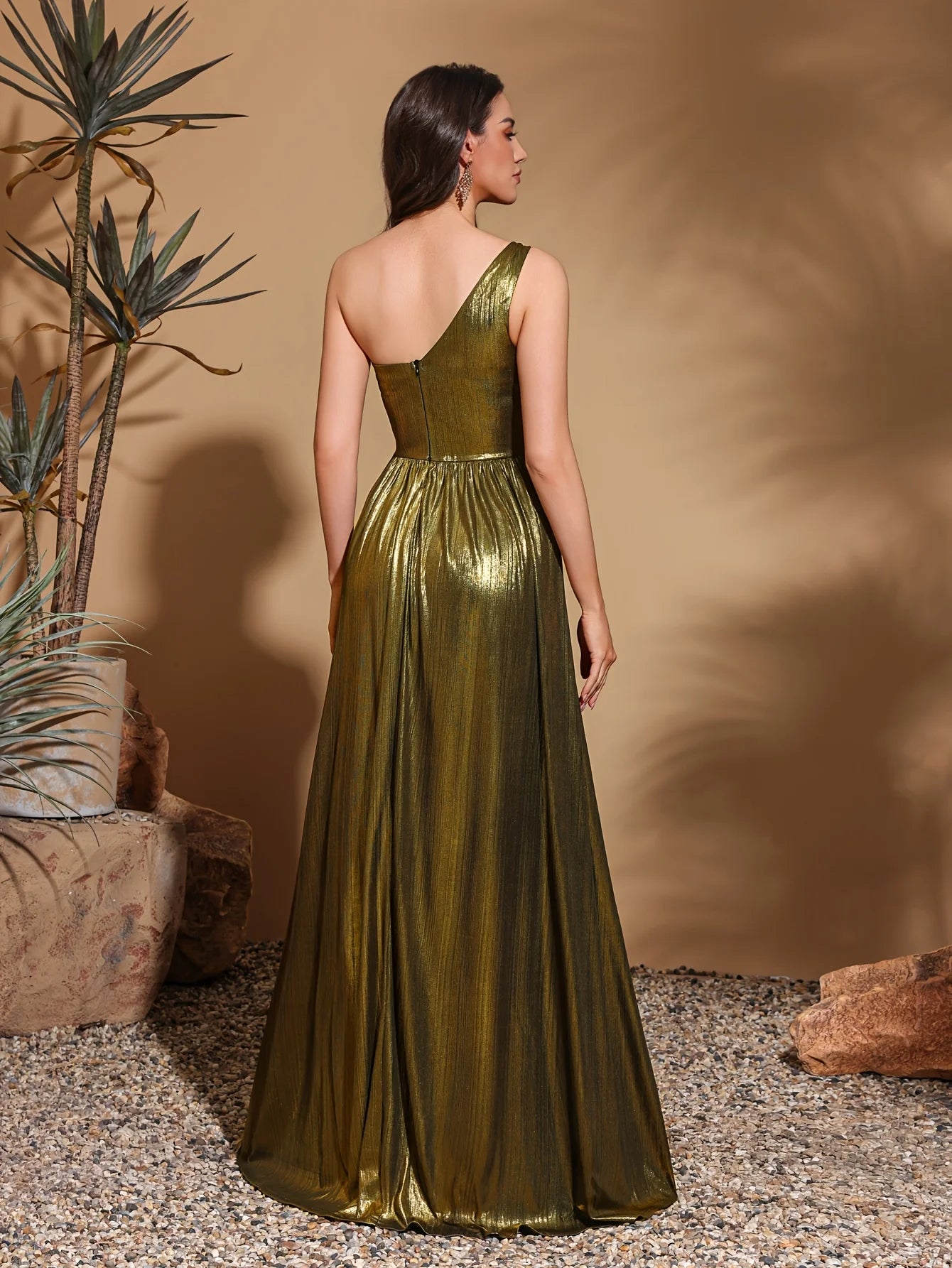 One-shoulder pleated two-sided glossy strapless dress